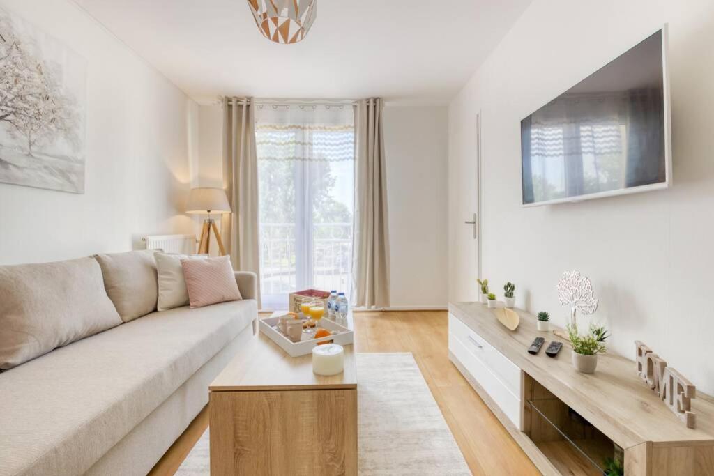 L'Elysee - Easy Check-In - Arrivee Autonome - Place Parking Privative - T2 Surequipe - Wifi - Netflix Apartment Courcouronnes Bagian luar foto