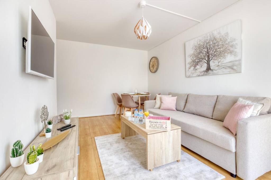 L'Elysee - Easy Check-In - Arrivee Autonome - Place Parking Privative - T2 Surequipe - Wifi - Netflix Apartment Courcouronnes Bagian luar foto